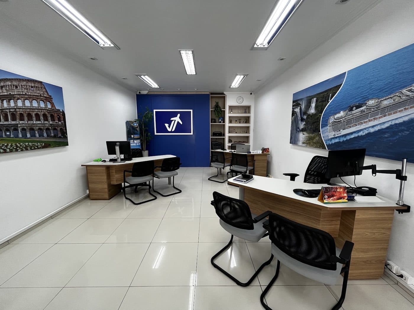 Sala de atendimento da Viagem Certa com painéis de destinos